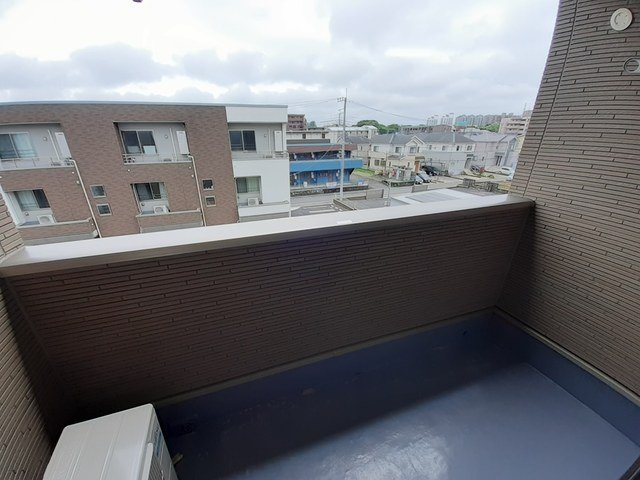 バルコニー　陽当たり良好なバルコニーです