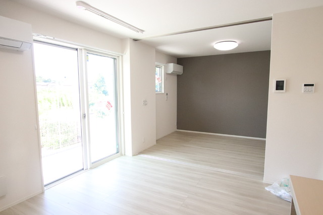 居室・リビング　南西向きのお部屋です。光が差し込み明るい室内♪
