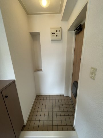 地下鉄西神・山手線 湊川公園駅 徒歩5分 5階建 築31年の玄関写真