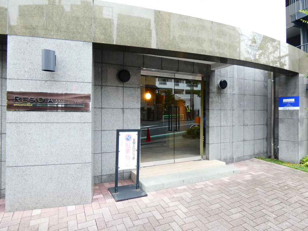 エントランス　落ち着いたエントランスです