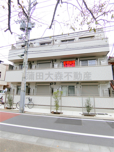 建物外観　2018年9月築　軽量鉄骨造地上3階建て総戸数12戸　1ギガ
