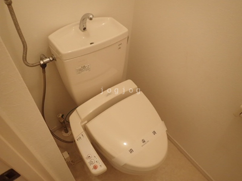 トイレ　嬉しい温水洗浄便座付きのトイレです。