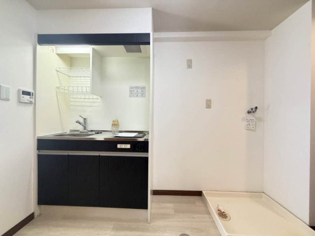 キッチン　掲載写真は同型モデルを掲載しており実際のお部屋と仕様等が異な