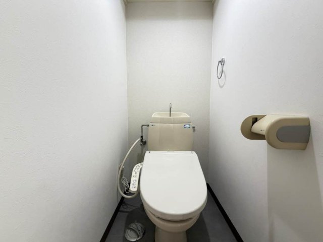トイレ　掲載写真は同型モデルを掲載しており実際のお部屋と仕様等が異な