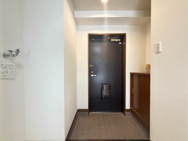 玄関　掲載写真は同型モデルを掲載しており実際のお部屋と仕様等が異な