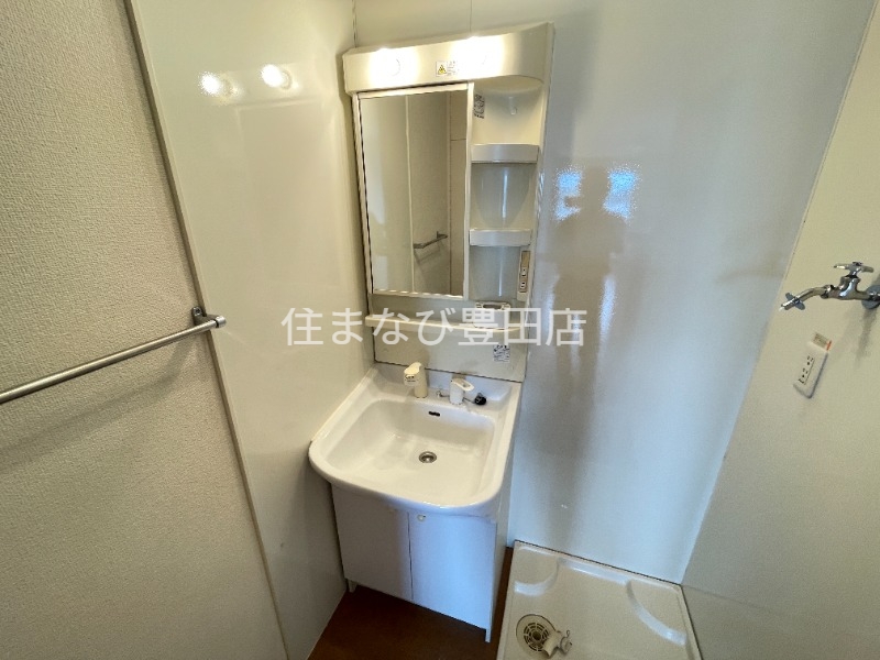 洗面設備　反転同型タイプ