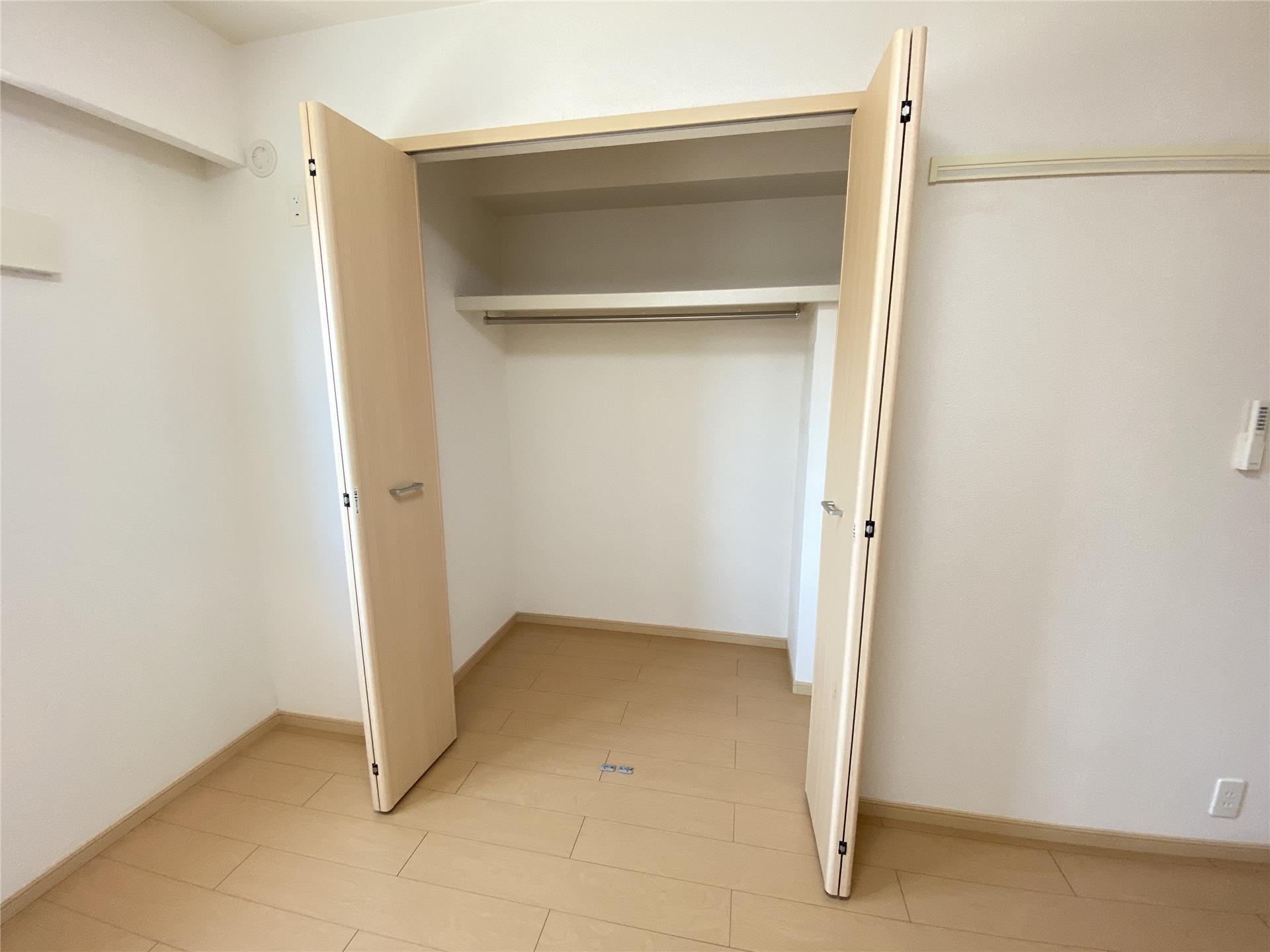 収納　お洋服がたくさん収納できるクローゼット付♪