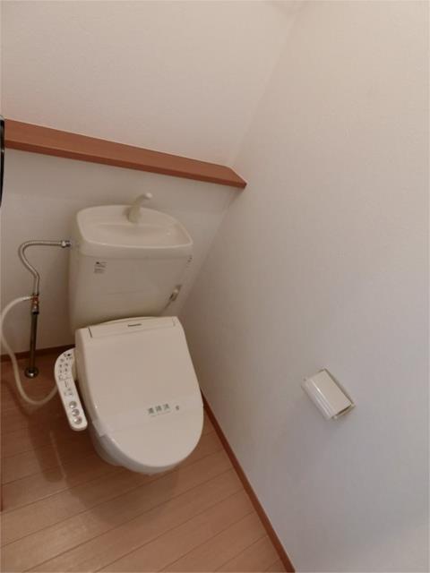 トイレ　温水洗浄便座付きです☆