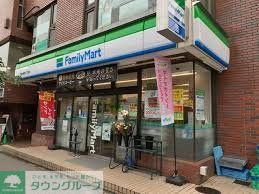 コンビニ　ファミリーマート新町三丁目店（コンビニ）まで130m