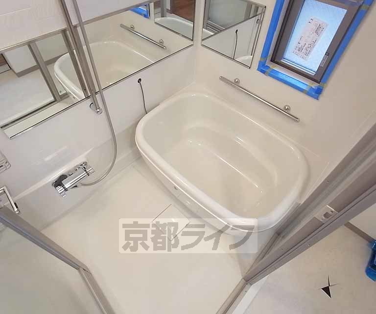 バス・シャワールーム　大きな鏡付きです。