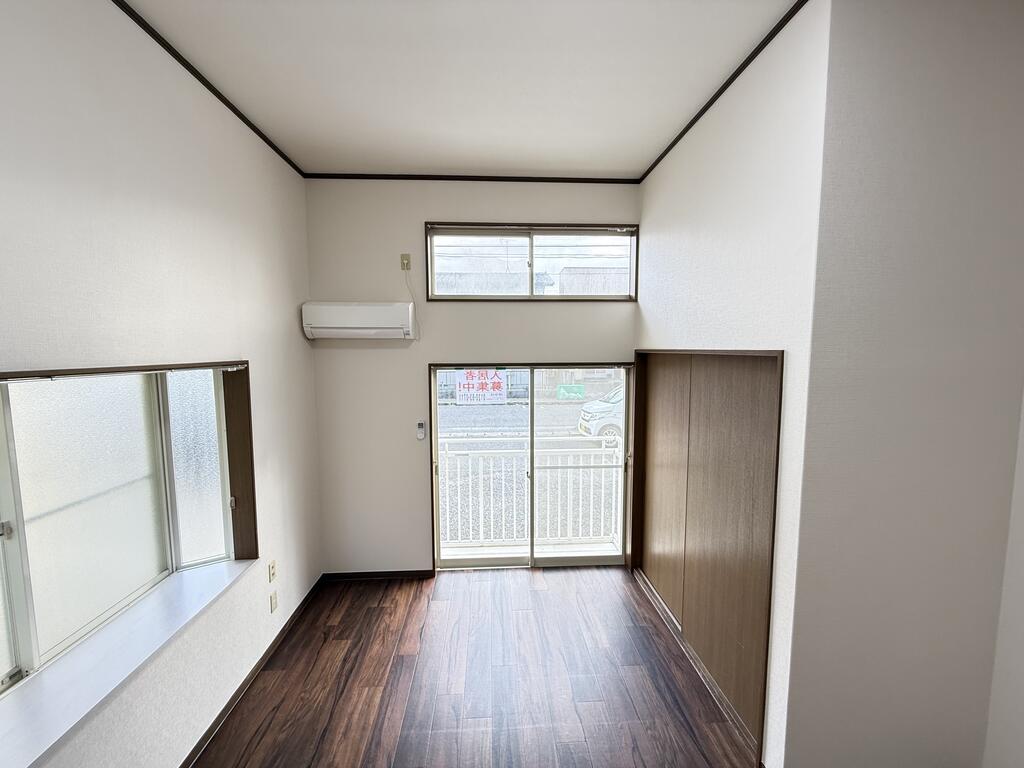 居室・リビング　南向きのバルコニーで明るい室内