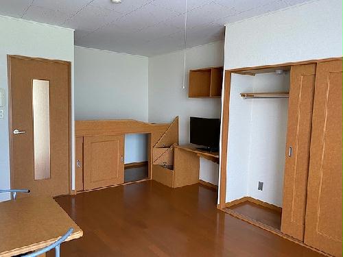 居室・リビング　1Fフローリング2F絨毯