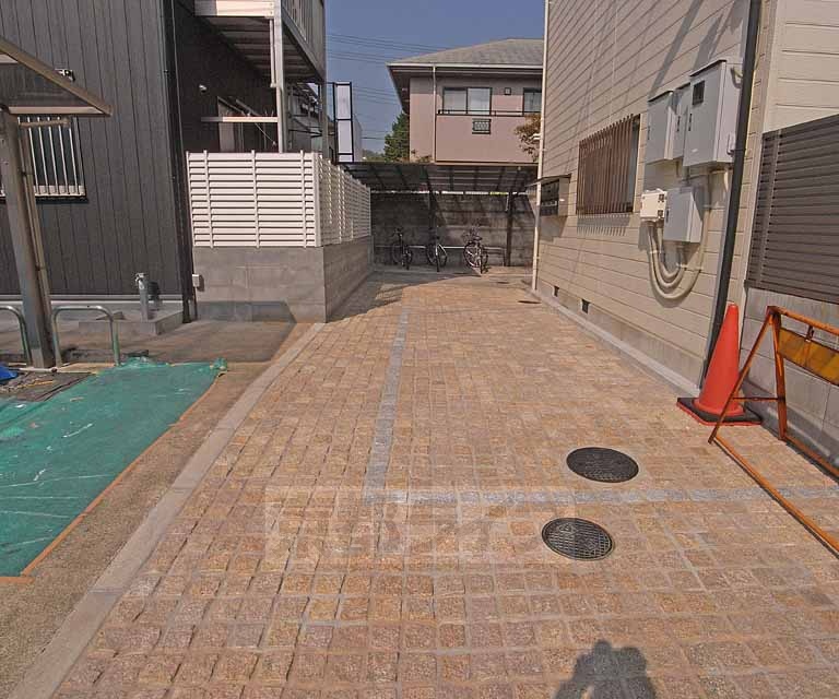 【京都市北区等持院中町のアパートのエントランス】