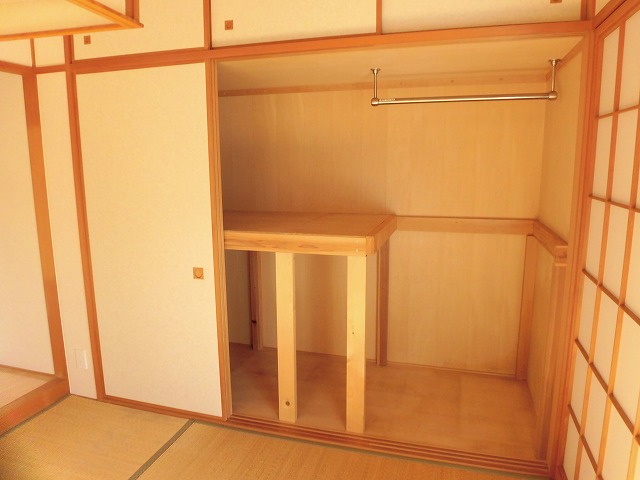収納　和室収納は押入とクローゼットになっています。