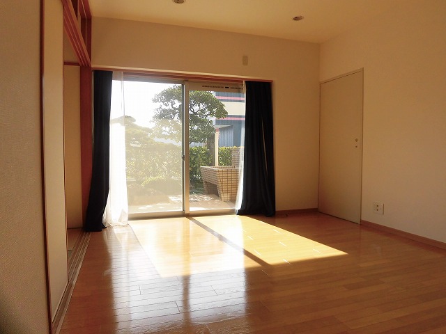 居室・リビング　南向きで明るいリビングです。