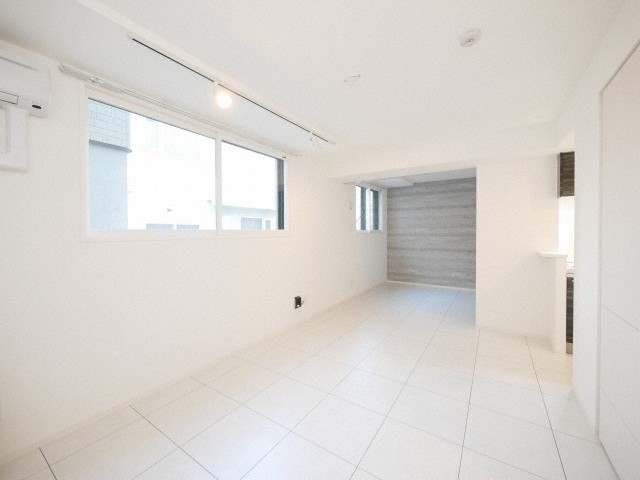 居室・リビング　白を基調としたシンプルなリビングです♪