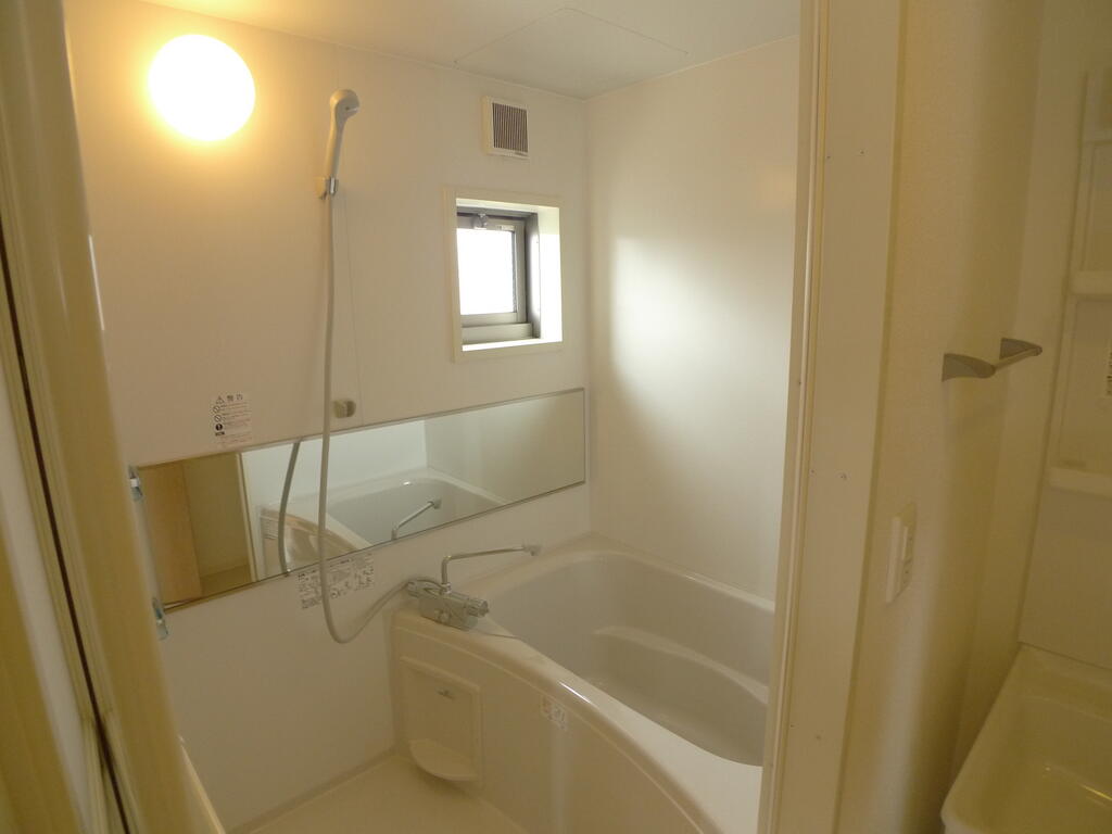 バス・シャワールーム　バス・トイレ別のため、ゆっくりと湯船につかることができます！