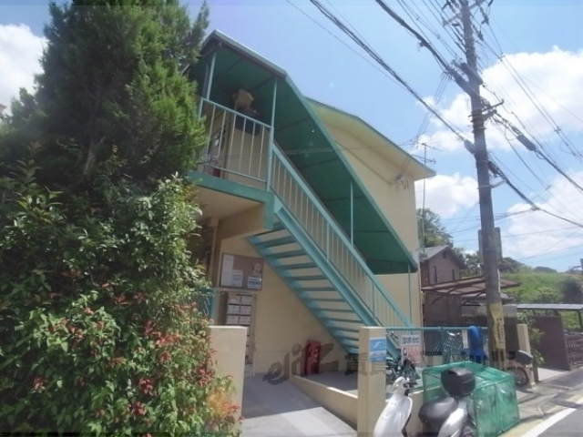 京都市伏見区桃山町本多上野のマンションの建物外観