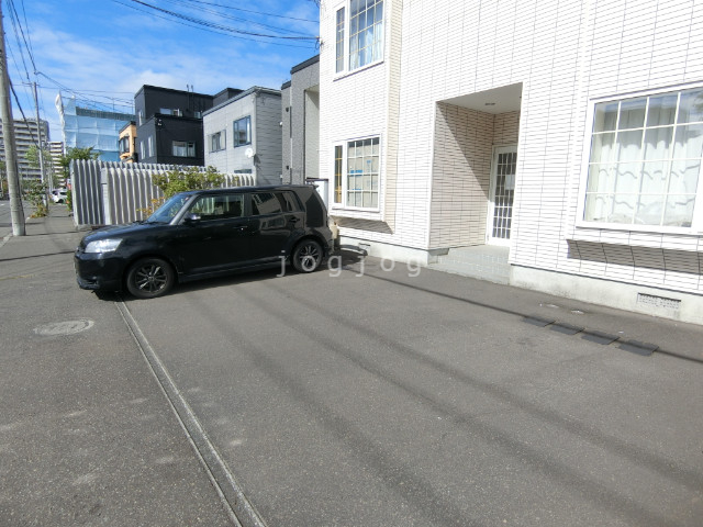 【札幌市厚別区青葉町のアパートの駐車場】