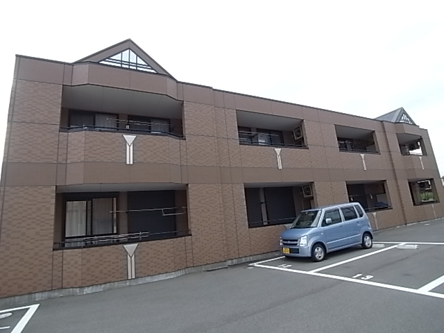 【姫路市飾磨区阿成鹿古のアパートの建物外観】