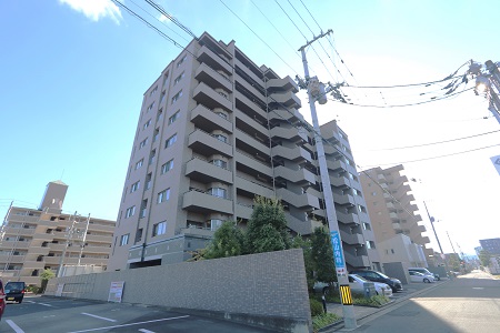 高松市伏石町のマンションの建物外観