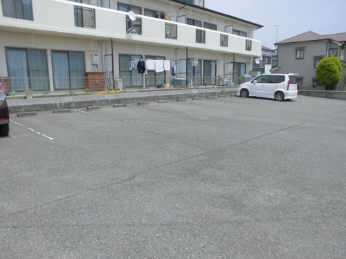 【神戸市西区中野のアパートの駐車場】