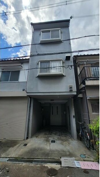 寝屋川市川勝ガイナタウンの建物外観