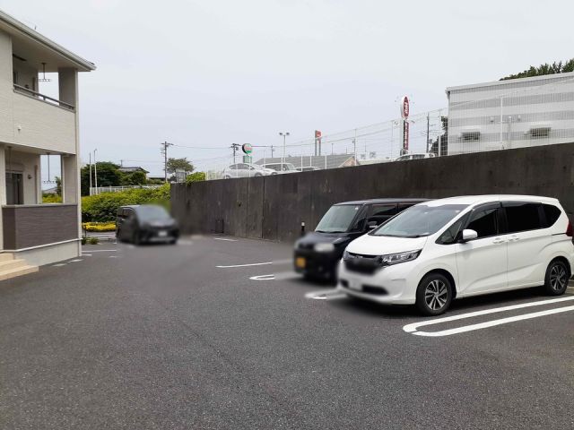 【ジェルメ・コリーヌIIIの駐車場】