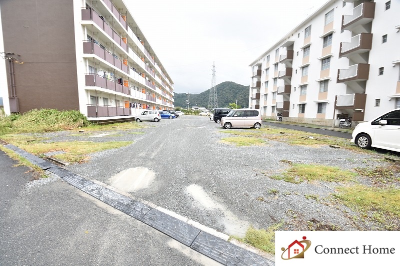 【岡山市北区建部町中田のマンションの駐車場】