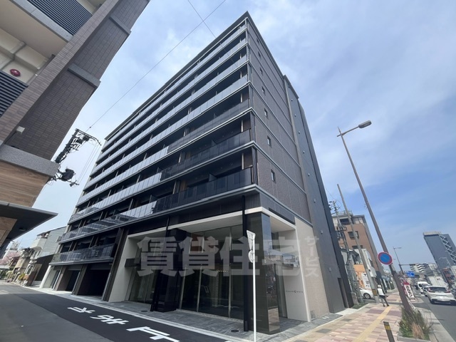 京都市南区東九条西岩本町のマンションの建物外観