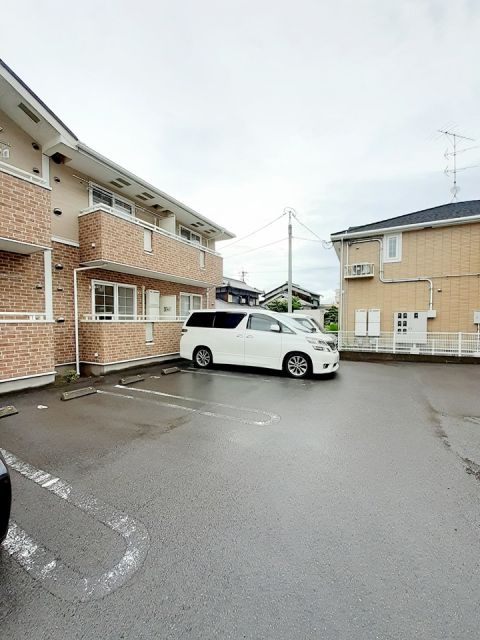 【今治市別名のアパートの駐車場】