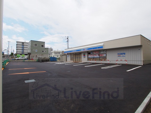 コンビニ　ローソン札幌平岸8条十三丁目店（コンビニ）まで818m