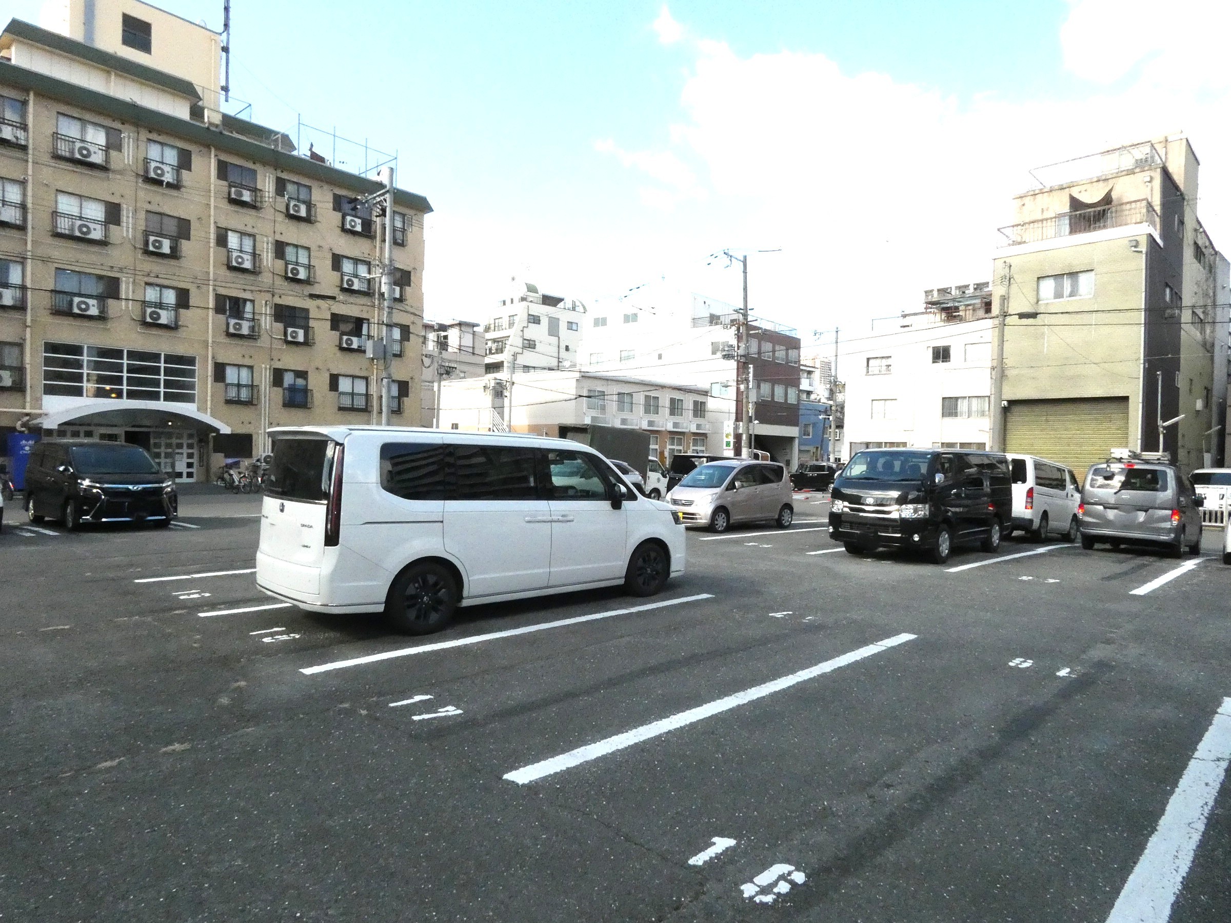 駐車場　近隣には大型の駐車場がございます☆
