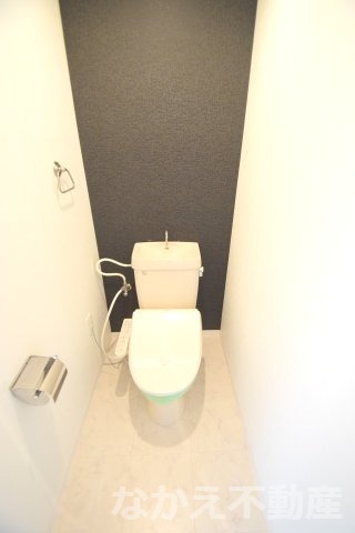 トイレ　落ち着いた色調のトイレです