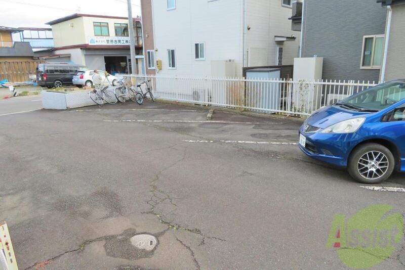 バルコニー　窓を開けると、駐車場が一望できますね。