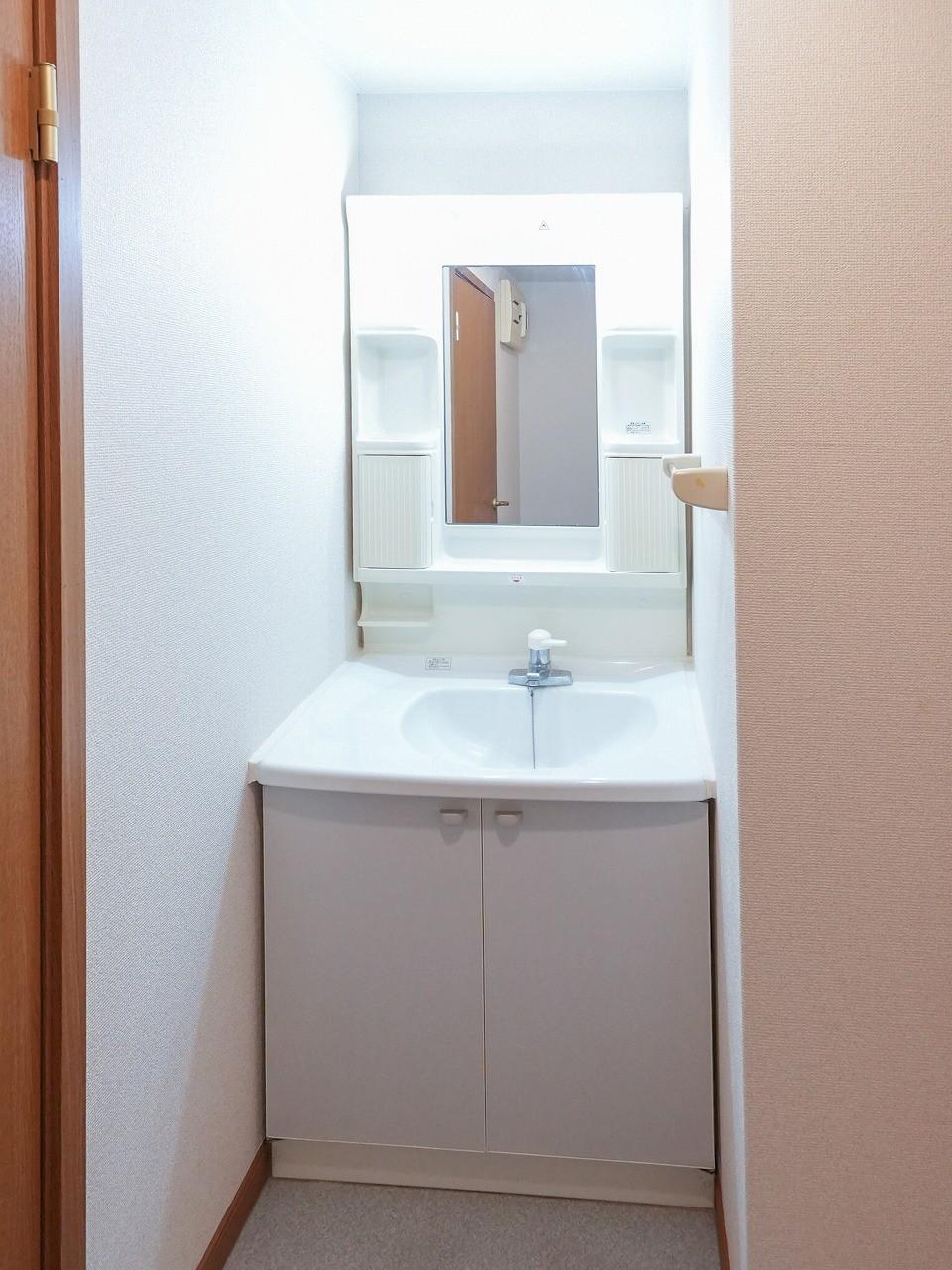 洗面設備　コンパクトで使いやすい洗面室。