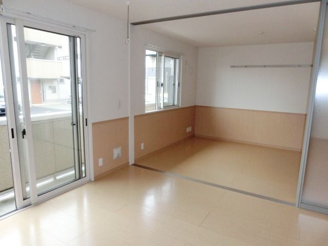 居室・リビング　広くて明るいリビングルーム。