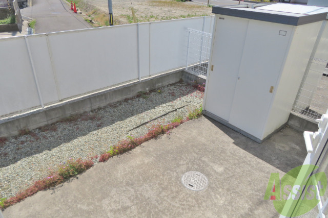 バルコニー　外には専用の物置があり、広々としているので安心ですね。