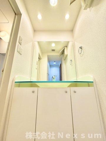 洗面設備　ゆったりとスペースのある洗面所