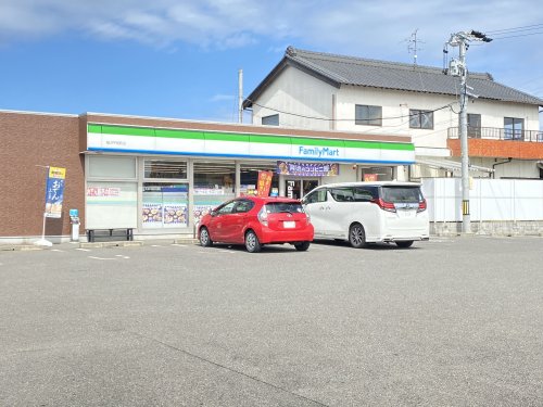 コンビニ　ファミリーマート稲沢平和町店（コンビニ）まで720m
