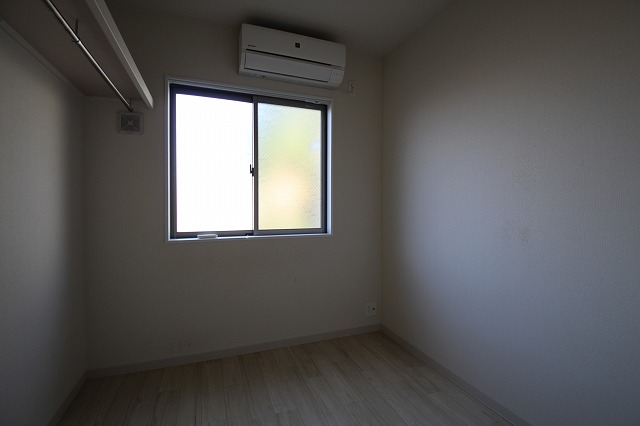 居室・リビング　同物件、別号室のものです。