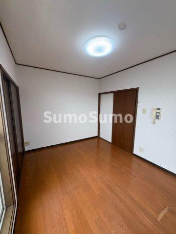 その他部屋・スペース　落ち着いた色調の寝室です