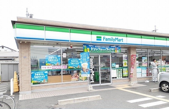 コンビニ　ファミリーマート様（コンビニ）まで200m