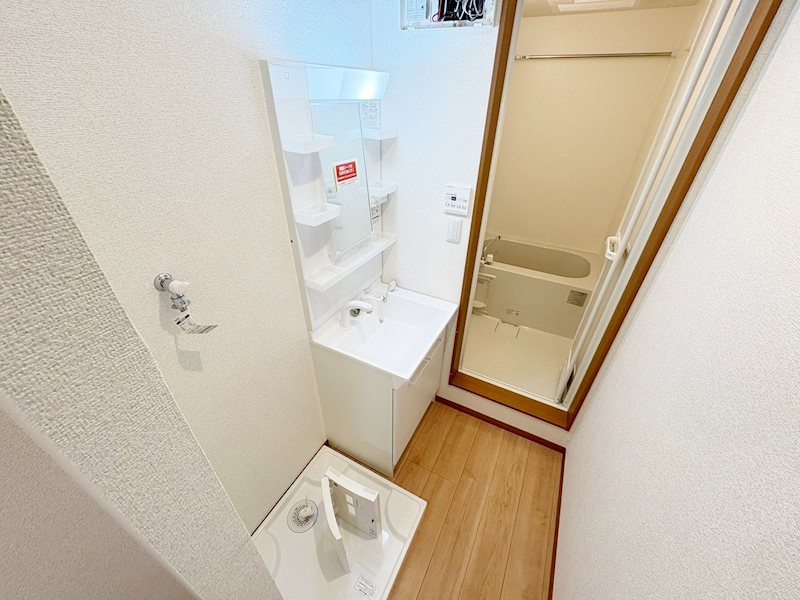 洗面設備　独立洗面化粧台シャワーノズル付き