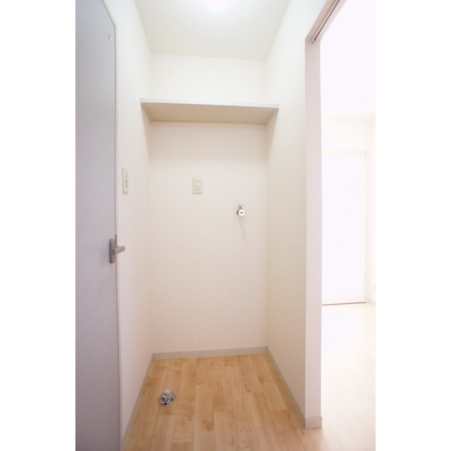 その他　脱衣スペースにも収納棚