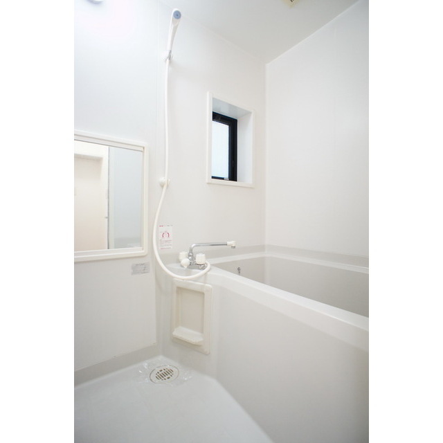 バス・シャワールーム　小窓は換気に便利