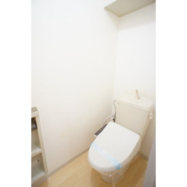 トイレ　ウォシュレット完備☆棚も充実