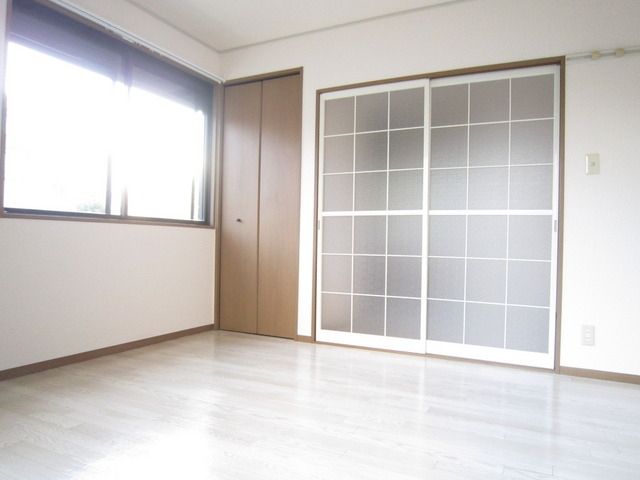 居室・リビング　２面採光の洋室