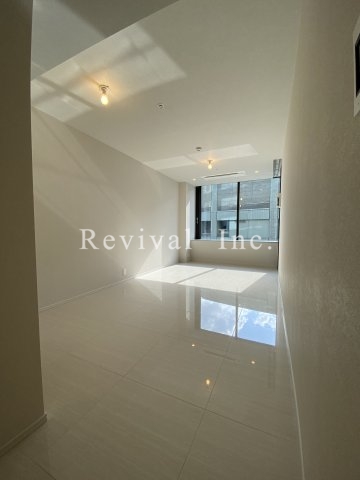 居室・リビング　床暖房完備のリビング空間でございます