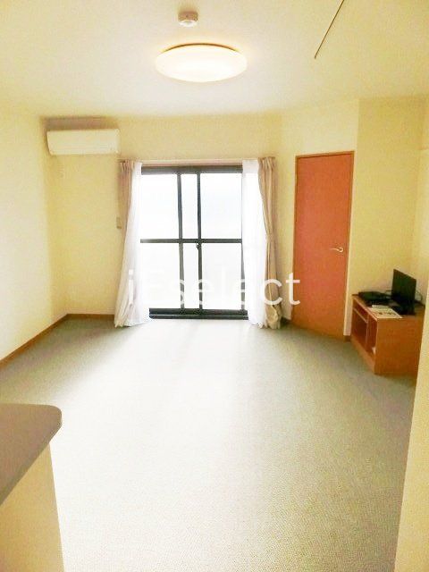 居室・リビング　1階はフローリング、2階はじゅうたん張りです